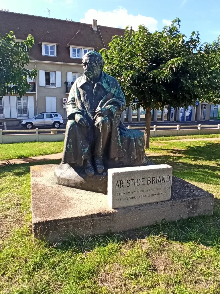 Statue d'Aristide Briand à Ouistreham